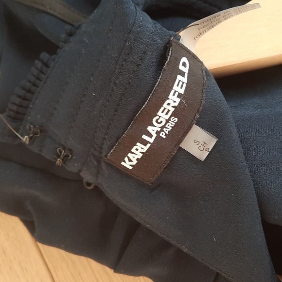 KARL LAGERFELD Navy Sleeveless Shell Top Sz Small With High Ruffle Neck - Picture 3 of 6